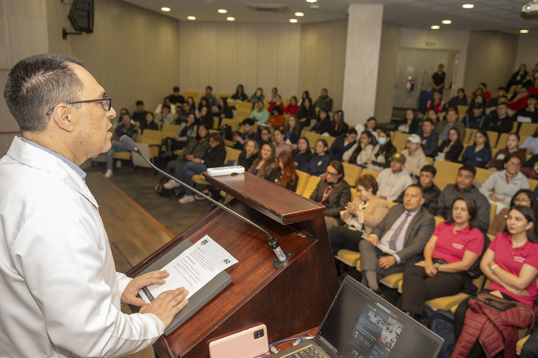 Conferencista en la charla